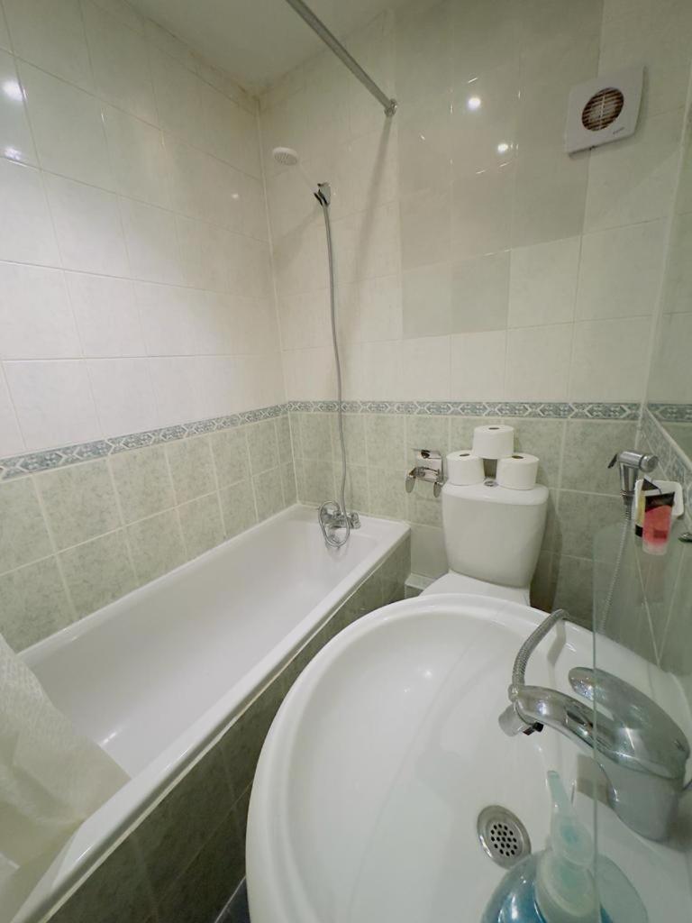 Bright Budget Studio Apartment In Central London Eksteriør bilde