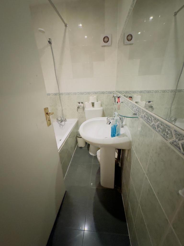 Bright Budget Studio Apartment In Central London Eksteriør bilde
